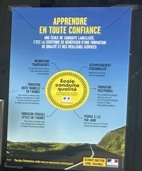 Affiche École de conduite qualité affichée dans notre agence