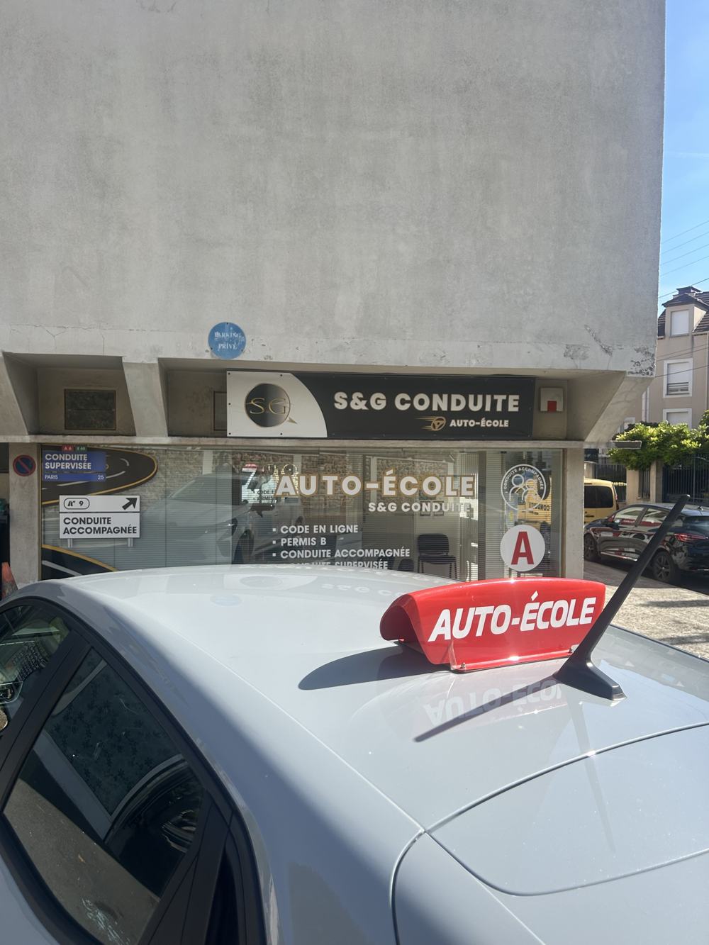 Véhicule école S&G Conduite devant l'agence