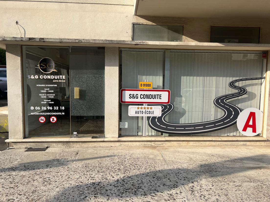 Vitrine de l'auto-école S&G Conduite à Brunoy